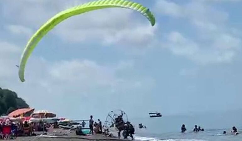 Akçakoca’da korku dolu anlar: Motorlu paraşüt plajdaki kalabalığın arasına daldı
