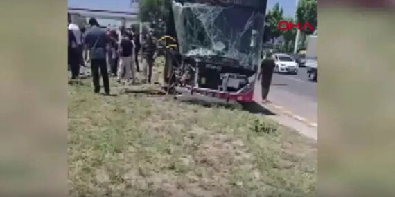 Belediye otobüsü kaza yaptı: Yaralılar var