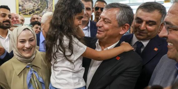 Özgür Özel Diyarbakır’da: Havalimanında zılgıtlarla karşılandı