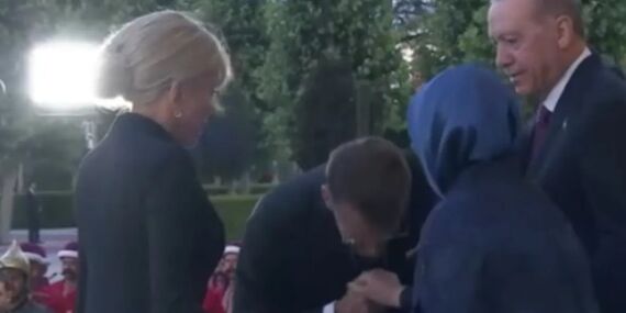 Emine Erdoğan ile Macron arasında dikkat çeken an: Karşılama görüntüleri gündem oldu