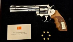 Erdoğan'ın liderlere verdiği tabancalar silah yasalarına takıldı