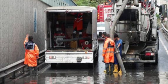 Güngören’de alt geçidi su bastı: Araç kuyruğu oluştu