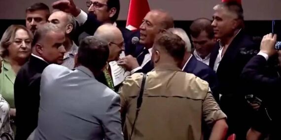 Kılıçdaroğlu rozet takarken görevlileri fırçaladı: Kayyım Gürsel Tekin’in sözleri gündem oldu