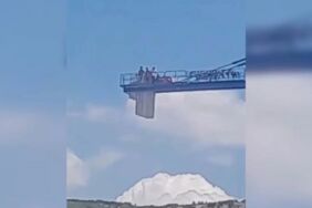 Isparta'da TOKİ şantiyesinde ücret iddiası 3 işçi kule vincin üzerine çıktı