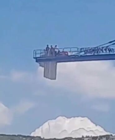 Isparta'da TOKİ şantiyesinde ücret iddiası 3 işçi kule vincin üzerine çıktı