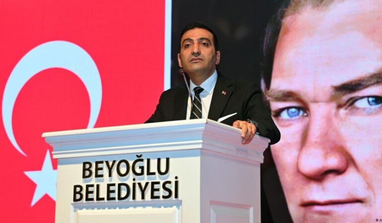 Beyoğlu Belediye Başkanı İnan Güney 11 ay sonra ailesiyle bir arada: ‘Günaydın ailem, günaydın Beyoğlu’m’