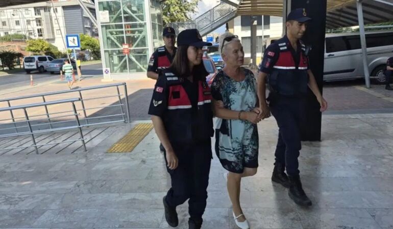 Antalya’da site havuzuna ‘haşema’ ile girmek isteyen çocuğu engelleyen Rus kadın tutuklandı