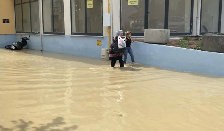 Sağanak Kastamonu’yu vurdu Evleri su bastı, köy yolları kapandı