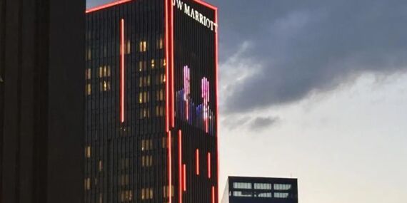 Trump’ın kalacağı otele Erdoğan ile birlikte yer aldığı fotoğraf yansıtıldı