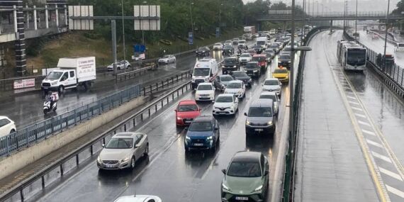 İstanbul trafiğinde ‘sağanak’ etkisi: Uzun araç kuyrukları oluştu