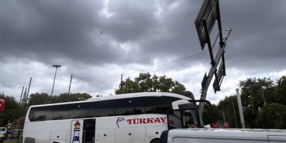 İstanbul’da yolcu otobüsü kaza yaptı: 2’si ağır 30 yaralı!