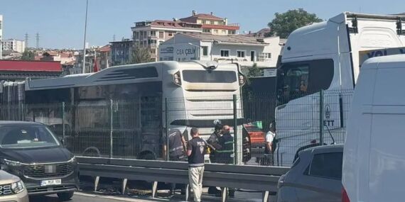 Metrobüste korkutan yangın: Yolcular tahliye edildi