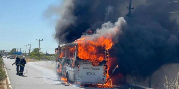 Antalya’da yolcu midibüsü alev aldı: ‘Zorlayarak kapıları açtım’