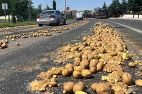 1 ton patates yola saçıldı Ulaşım aksadı, sürücüye ceza kesildi