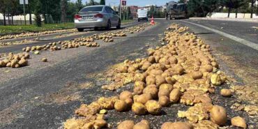 1 ton patates yola saçıldı Ulaşım aksadı, sürücüye ceza kesildi