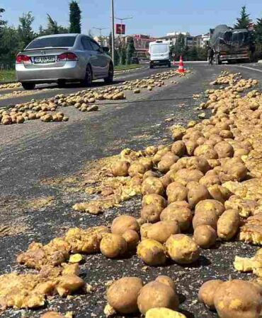 1 ton patates yola saçıldı Ulaşım aksadı, sürücüye ceza kesildi
