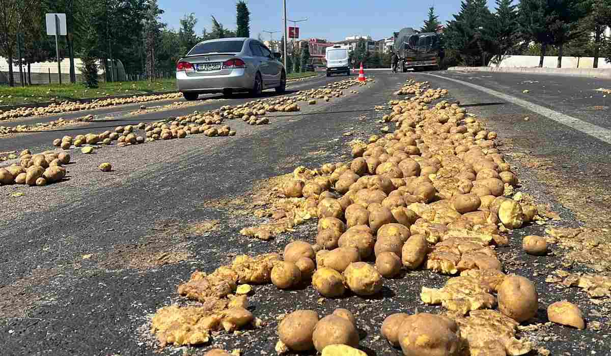 1 ton patates yola saçıldı Ulaşım aksadı, sürücüye ceza kesildi