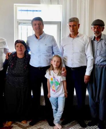 34 yıl beklediler, ikiz kızlarına kavuştular Tutdere’den Doğan ailesine ziyaret