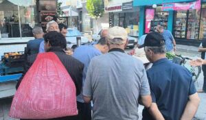 Bedava börek dağıtıldı, yurttaşlar sıraya girdi “Paramız olmadığı için yiyemiyoruz”