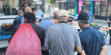 Bedava börek dağıtıldı, yurttaşlar sıraya girdi “Paramız olmadığı için yiyemiyoruz”