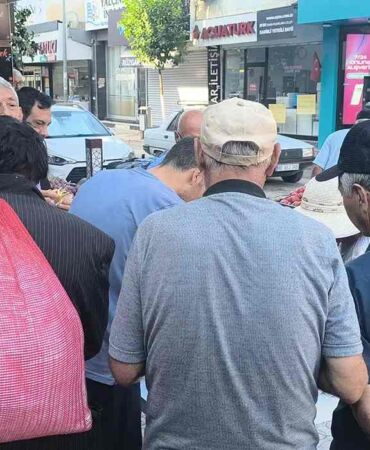 Bedava börek dağıtıldı, yurttaşlar sıraya girdi “Paramız olmadığı için yiyemiyoruz”
