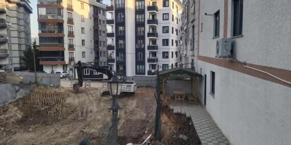 Çekmeköy’de gece yarısı panik: İstinat duvarı çöktü, bina tahliye edildi