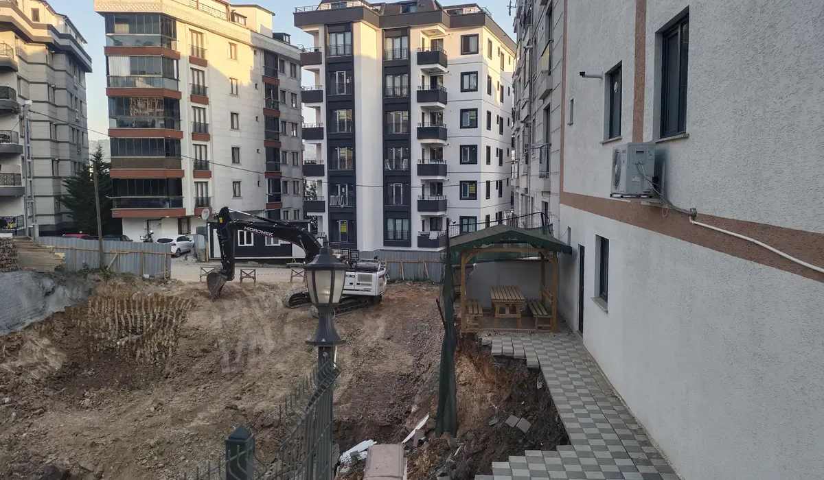 Çekmeköy’de gece yarısı panik İstinat duvarı çöktü,