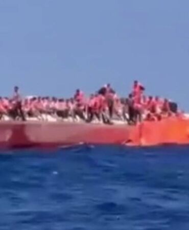 Girne açıklarında can pazarı 267 kişiyi taşıyan gemi battı