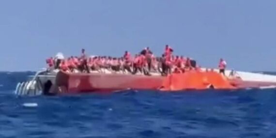 Girne açıklarında can pazarı: 267 kişiyi taşıyan gemi battı