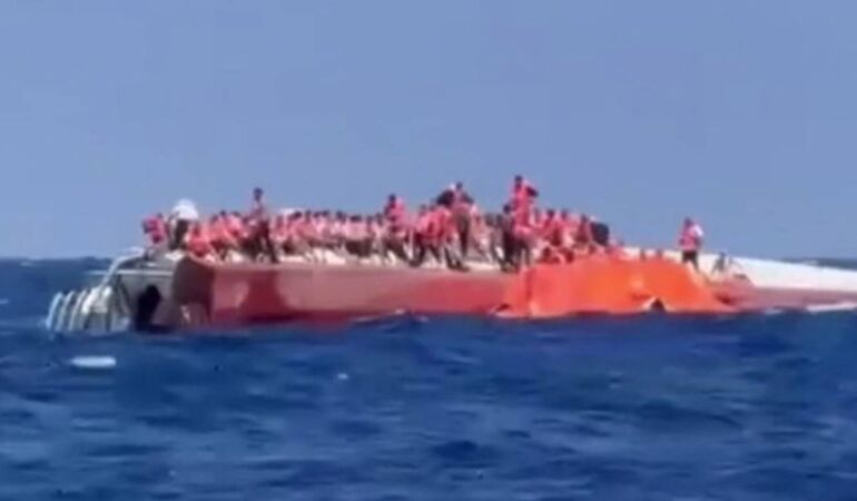 Girne açıklarında can pazarı 267 kişiyi taşıyan gemi battı