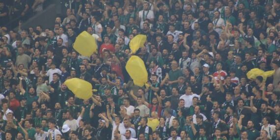 Kocaelispor-Amedspor maçında tribünde ‘sarı torba’ salladılar: 5 kişiye gözaltı kararı!