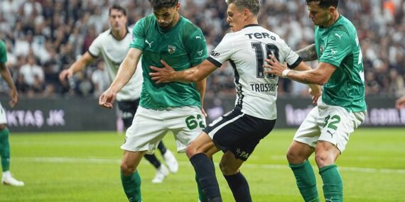Yıldız futbolcudan Beşiktaş’a kötü haber: Oyuna devam edemedi!