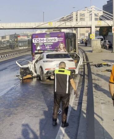 Otomobil İETT otobüsüne çarptı