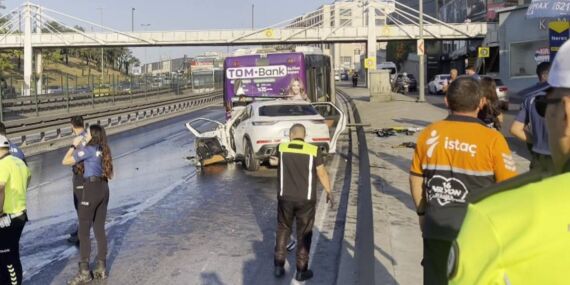 İstanbul’da feci kaza… Otomobil İETT otobüsüne çarptı