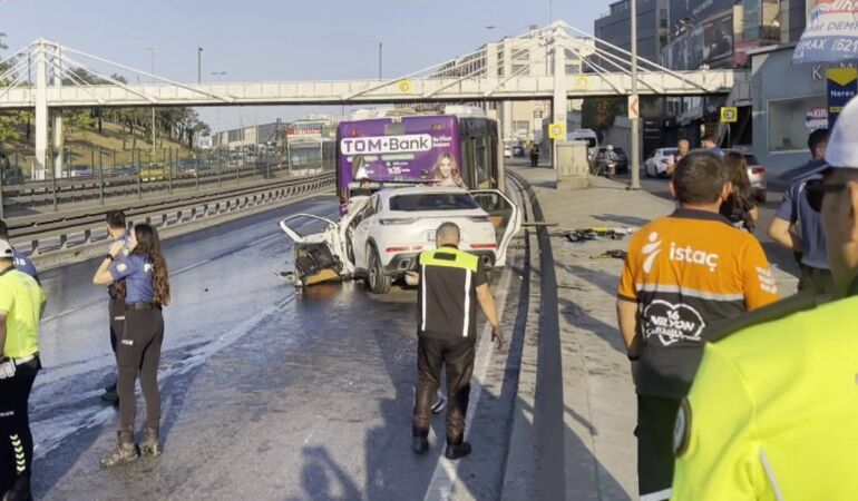 Otomobil İETT otobüsüne çarptı