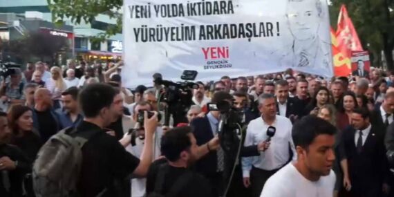 Özgür Özel ve YENİ Partililer tutuklu belediye başkanları için Beylikdüzü’nde yürüyor