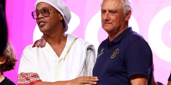Ronaldinho 11 yıl sonra futbola geri dönüyor