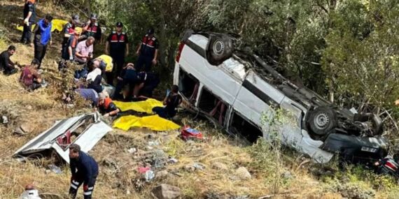 Sivas’ta minibüs devrildi: 4 ölü, 4’ağır durumda çok sayıda yaralı