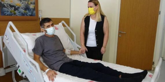 5 yıllık ağrı kesici kullanımı böbrek yetmezliğine yol açtı: Hayatını eşinin böbreği kurtardı