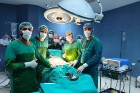 Ağrılarının nedeni ameliyatta ortaya çıktı Mesanesinden 42 taş çıkarıldı