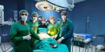Ağrılarının nedeni ameliyatta ortaya çıktı Mesanesinden 42 taş çıkarıldı