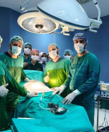 Ağrılarının nedeni ameliyatta ortaya çıktı Mesanesinden 42 taş çıkarıldı