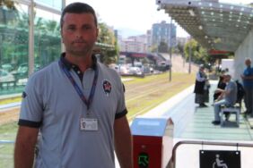 Faciayı saniyelerle önledi Küçük kızı tramvayın önünden çekerek kurtardı