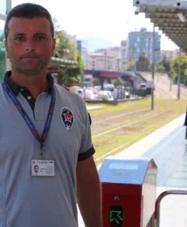 Faciayı saniyelerle önledi Küçük kızı tramvayın önünden çekerek kurtardı