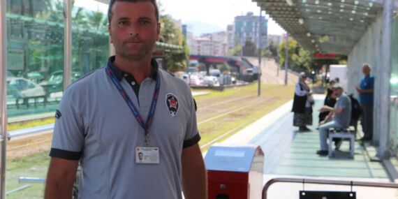 Faciayı saniyelerle önledi: Küçük kızı tramvayın önünden çekerek kurtardı