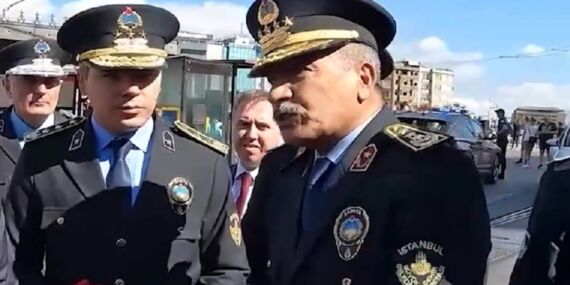 200 yaşını kutlamaya izin yok: İBB zabıta müdürlerinin İstiklal’de karanfil dağıtımına polis müdahalesi