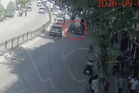 Kapı elektrikli bisikletteki kadına çarptı Gözlük camının parçaları yüzüne saplandı