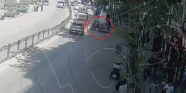 Kapı elektrikli bisikletteki kadına çarptı Gözlük camının parçaları yüzüne saplandı