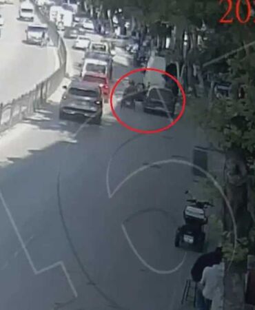Kapı elektrikli bisikletteki kadına çarptı Gözlük camının parçaları yüzüne saplandı