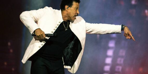 Dünyaca ünlü şarkıcı Lionel Richie’den kötü haber: Konser sonrası yoğun bakıma kaldırıldı